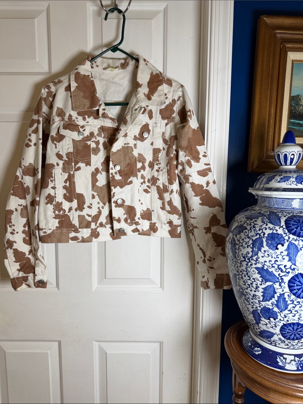 Women’s Altar'd State Cream & Brown Cow Print Crop Jean Jacket Size Small - Picture 2 of 7